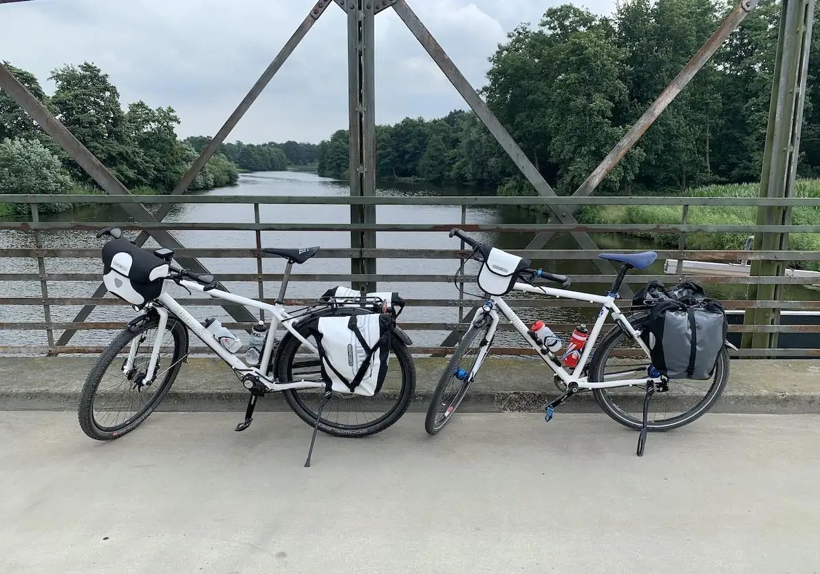 Idworx vakantiefietsen met fietstassen op een brug