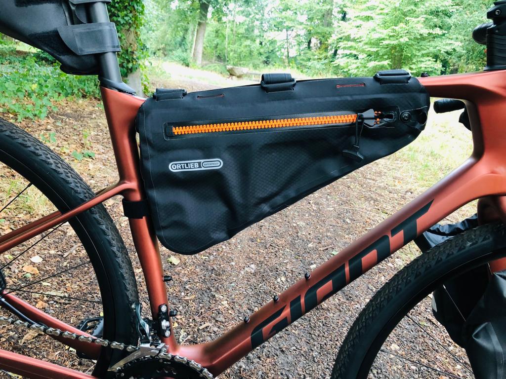 Ortlieb Bikepacking Frame-Pack op Giant Revolt