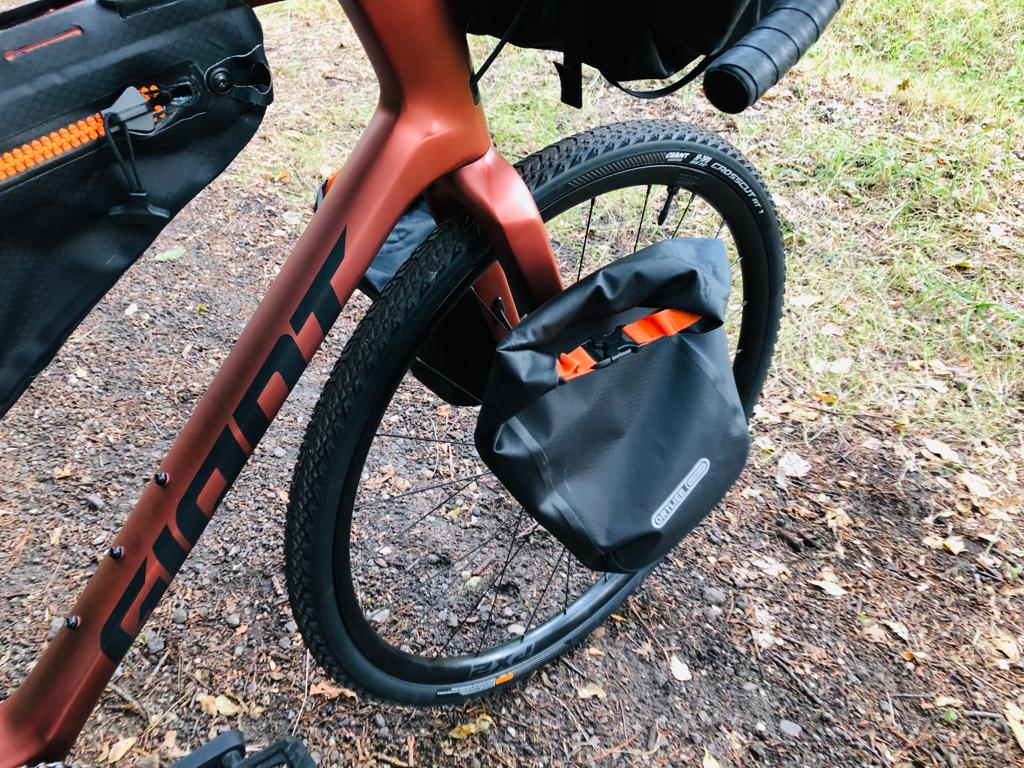 Ortlieb Bikepacking Fork-Pack op Giant Revolt