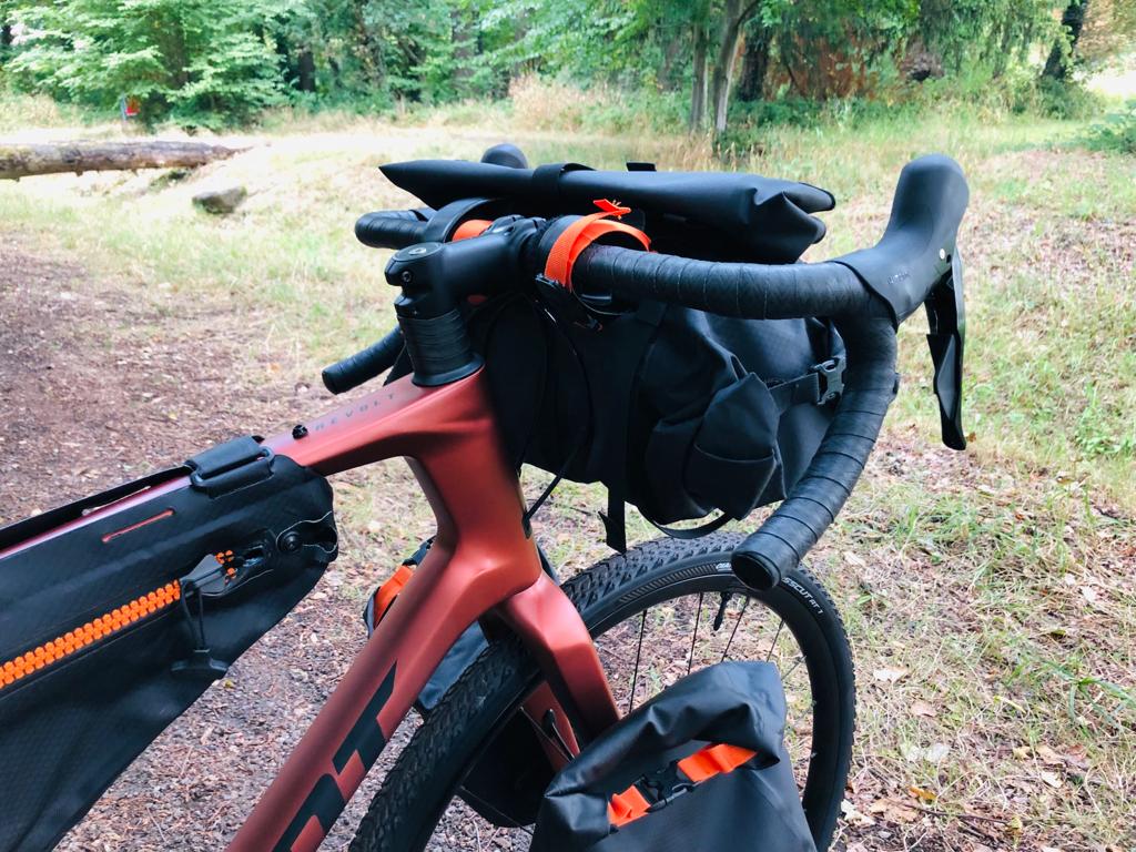 Ortlieb Bikepacking Handlebar-Pack op Giant Revolt