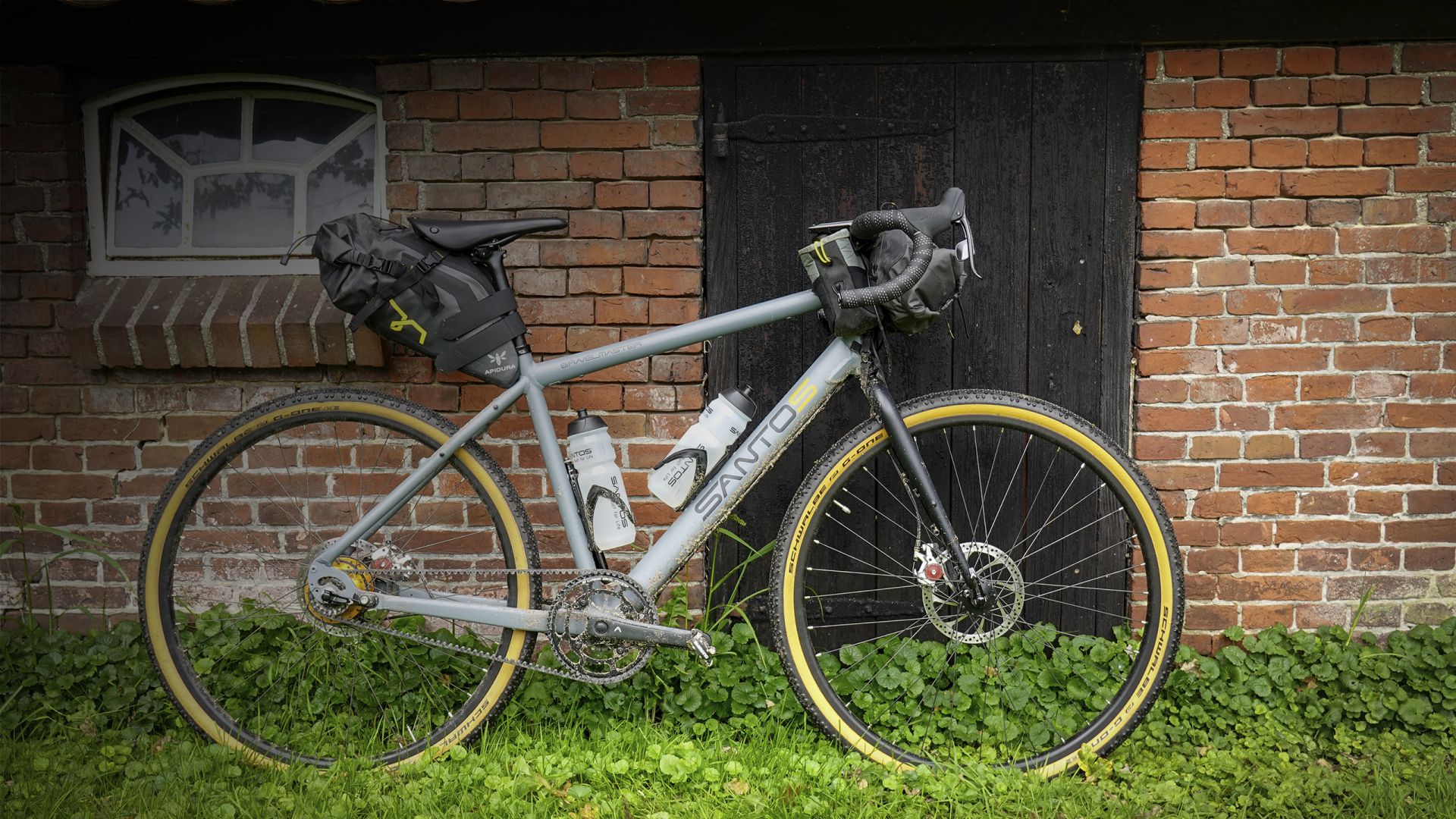 Santos Gravelmaster bikepacking fiets on the road