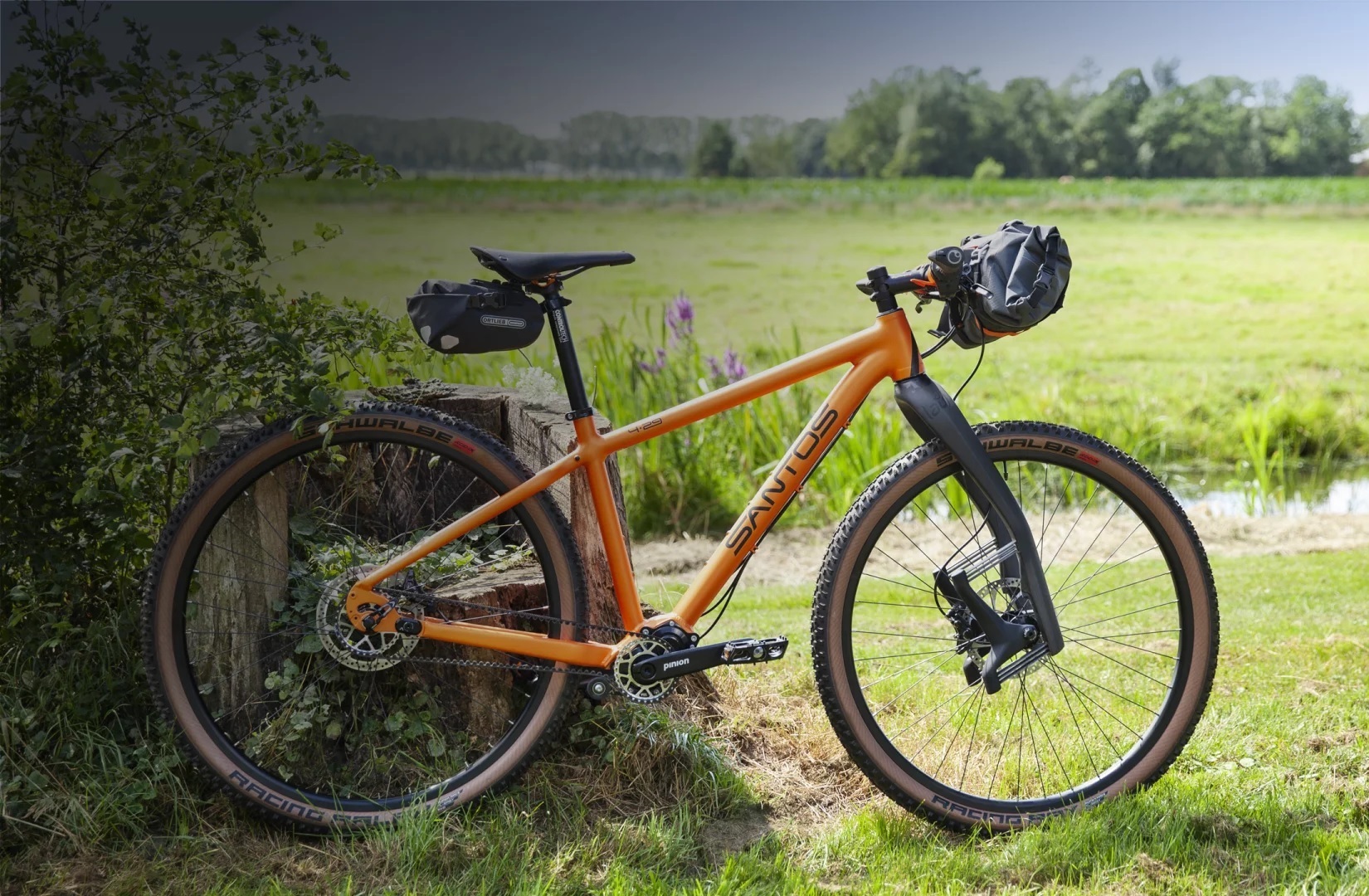 Santos Gravelmaster met Ortlieb bikepacking tassen op het strand