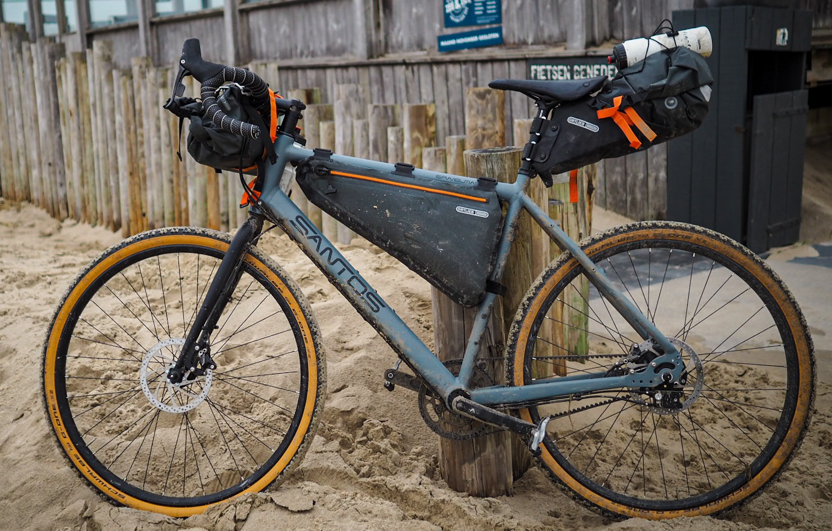 Santos Gravelmaster met Ortlieb bikepacking tassen op het strand