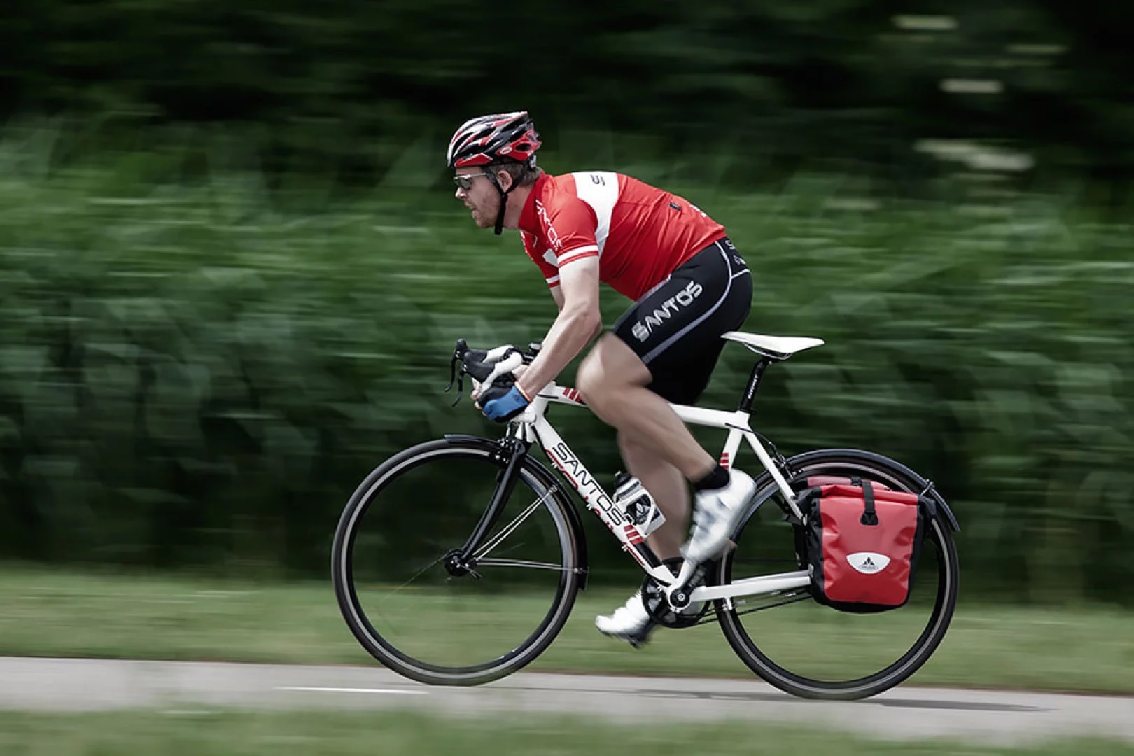 Santos Gravelmaster met Ortlieb bikepacking tassen op het strand