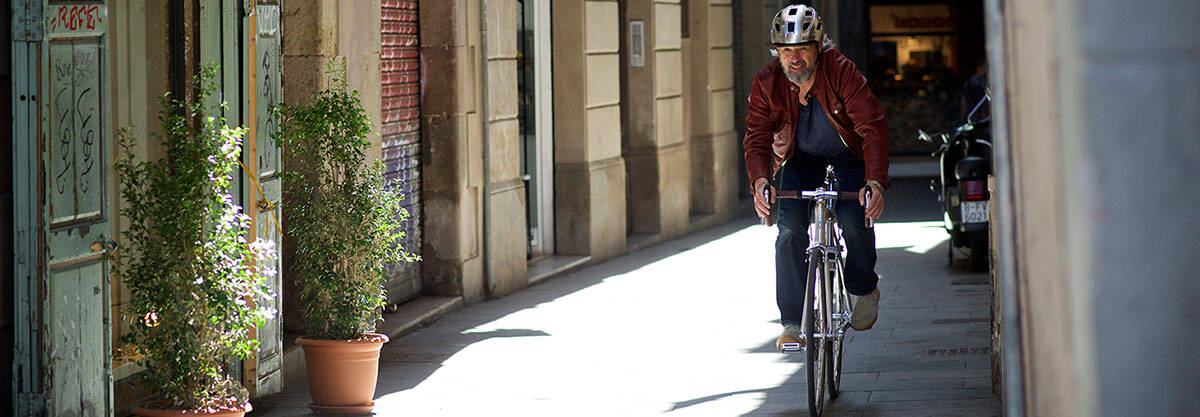 Urban fietser met Abus fietshlem