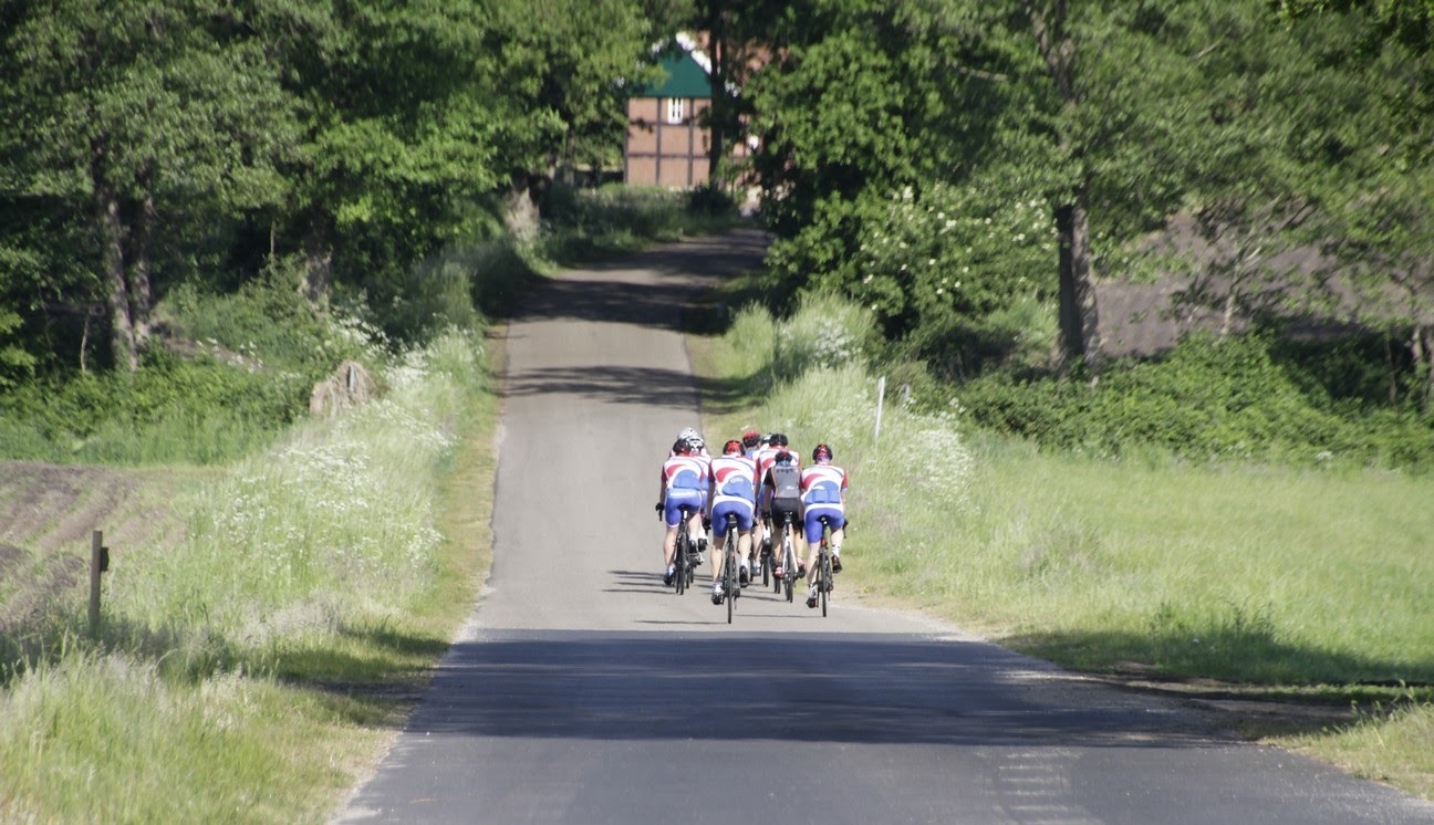 Toertocht racefiets voorjaar karakteristieke landweg Duitse grens