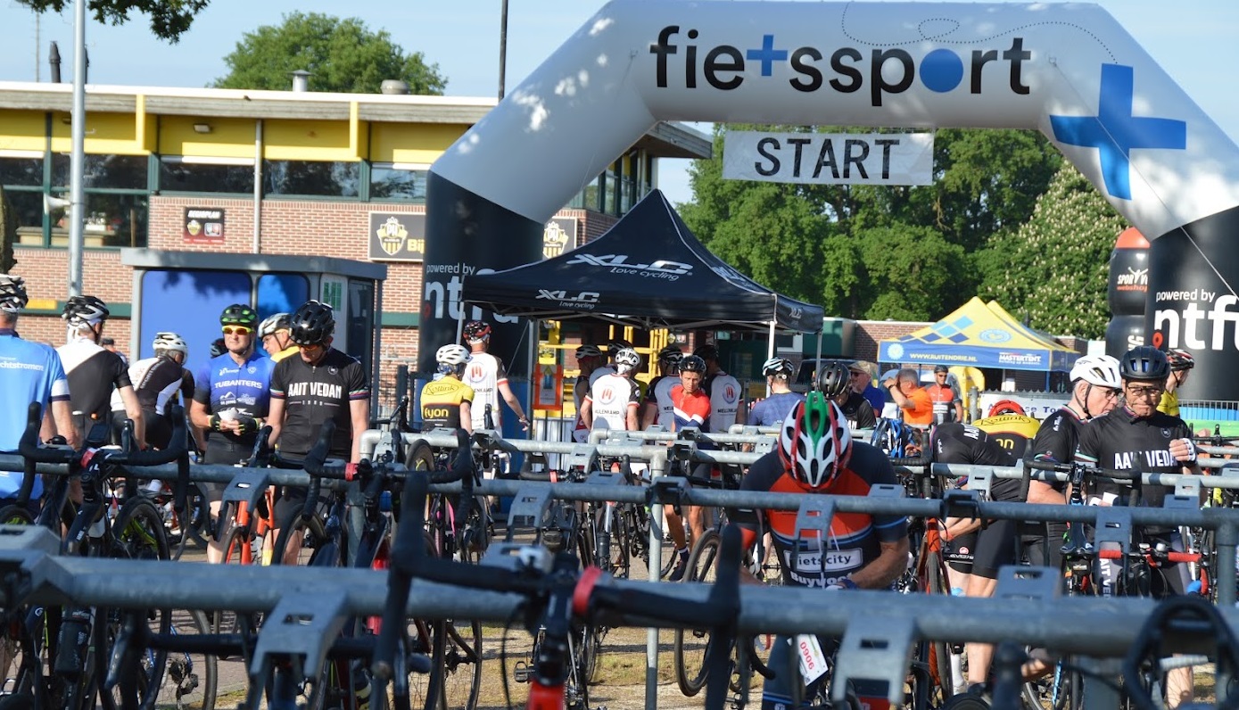 Toertocht racefiets fietssport startboog