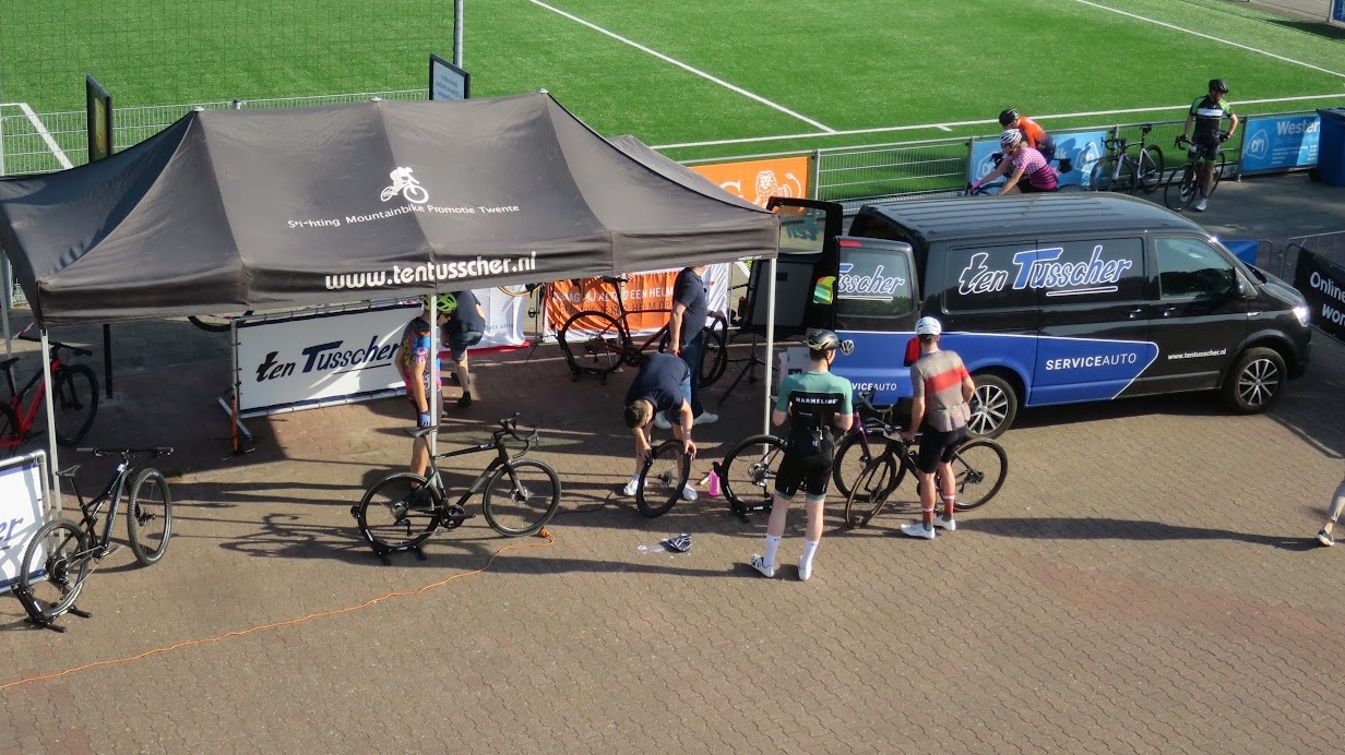 Toertocht racefiets startpunt met verzorging en fietsreparatie Ten Tusscher