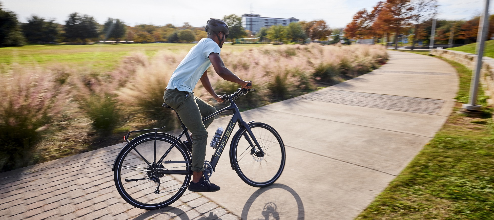 Trek FX+ 2 man op fiets in natuur